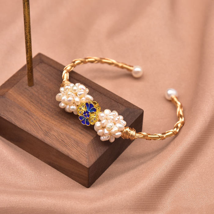 Armreif mit Retro-Blumen-Kupferbeschichtung, Intarsien-Perle, 18 Karat vergoldet