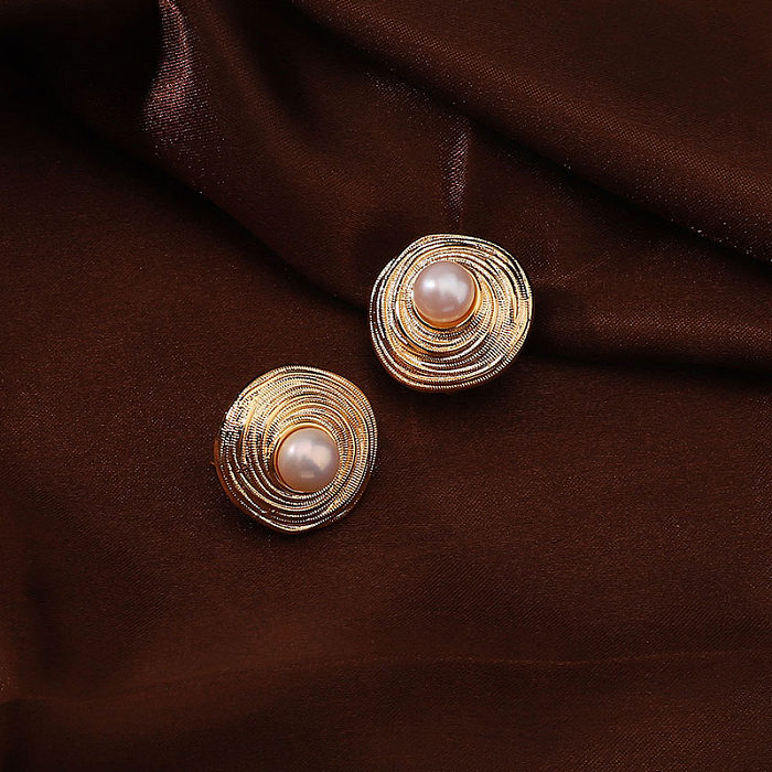 1 par de pendientes chapados en oro de 18 quilates con perlas de cobre y incrustaciones redondas de estilo sencillo