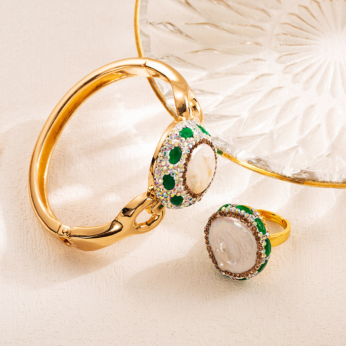 Elegantes pulseras de anillos chapadas en oro de 18 quilates con perlas de agua dulce irregulares de cobre redondas y elegantes