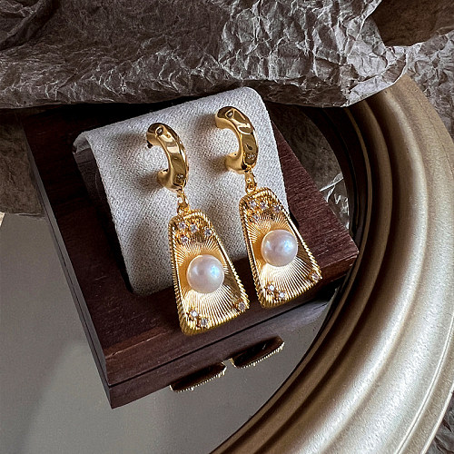 1 Paar Retro-Ohrringe mit glänzender geometrischer Beschichtung und Inlay aus Kupfer, Süßwasserperle und Zirkon, 18 Karat vergoldet