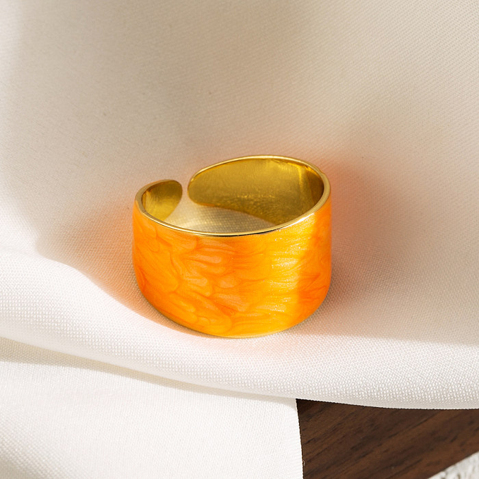 Anillo abierto de banda ancha chapado en oro artístico de color sólido con revestimiento de esmalte de cobre de 18 quilates