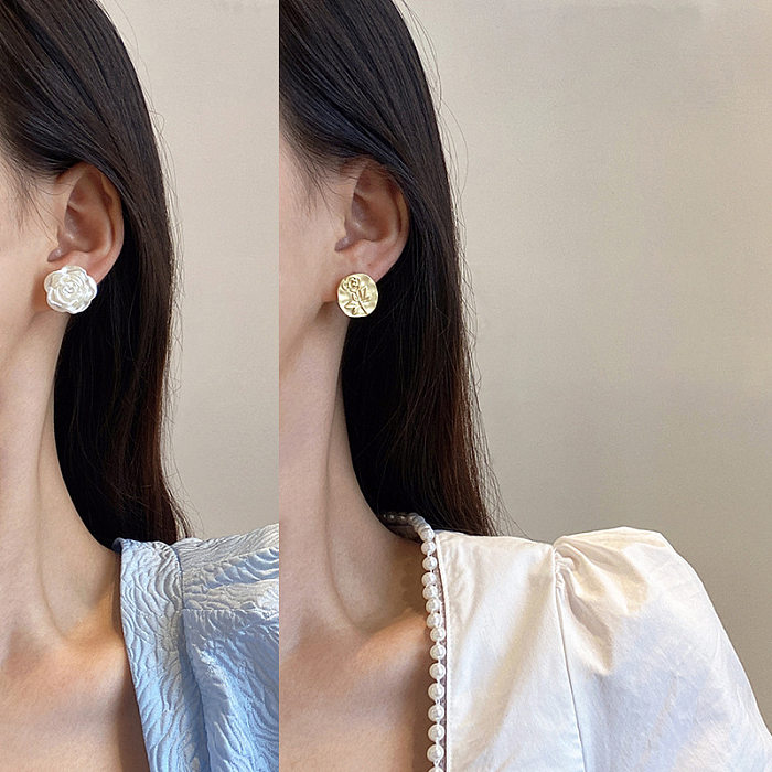 1 Pair Elegant Rose Imitation Pearl Alloy Asymmetrical Gold Plated Ear Studs