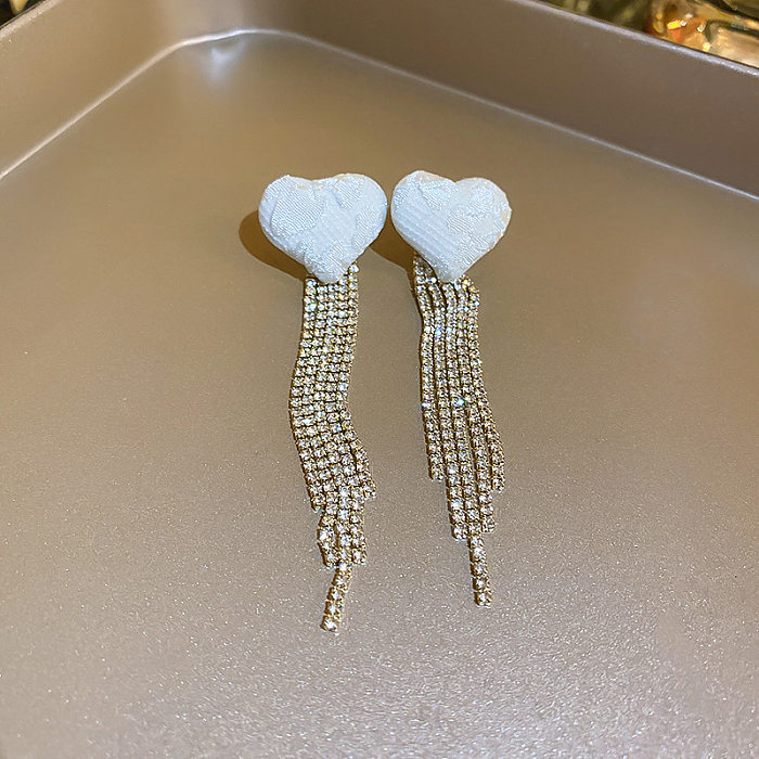 Pendientes colgantes de diamantes de imitación con incrustaciones de borlas de cobre de tela en forma de corazón a la moda, 1 par