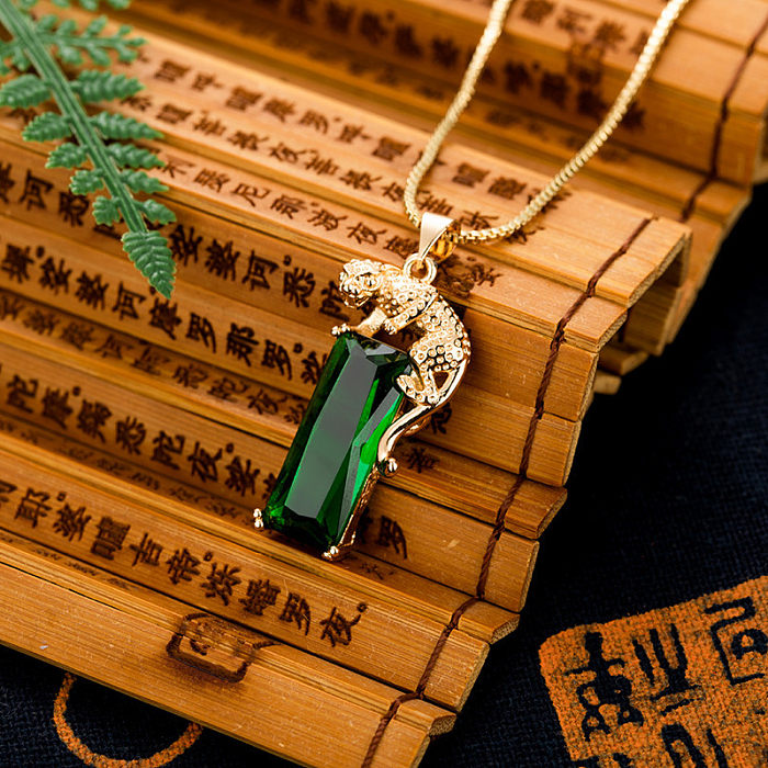 Inlaid Emerald Golden Leopard Pendant Retro Emerald Necklace Jewelry
