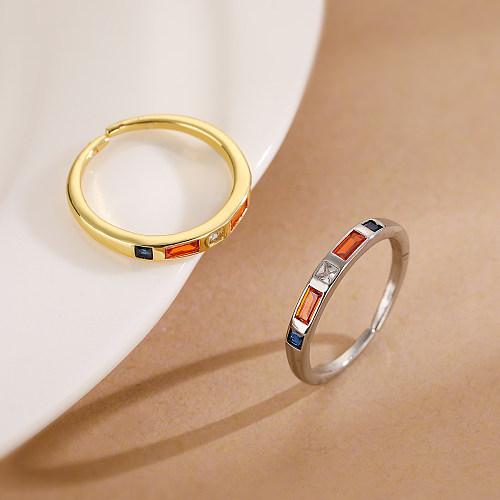 Offene Ringe im schlichten Stil mit quadratischer Verkupferung und Inlay aus Zirkon und 18-karätigem Gold