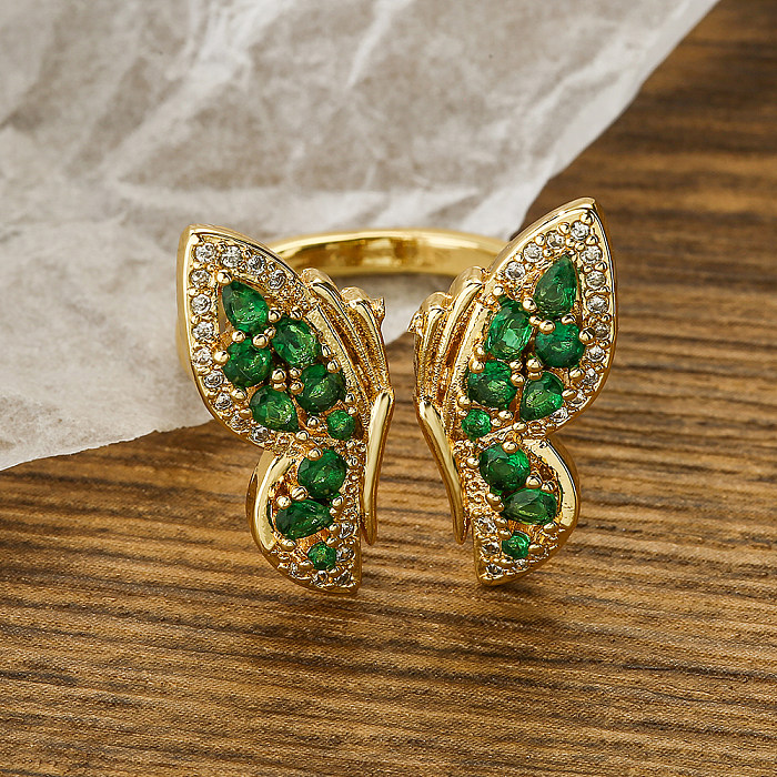 Eleganter offener Ring mit künstlerischer Schmetterlingsverkupferung und Zirkoneinlage, 18 Karat vergoldet