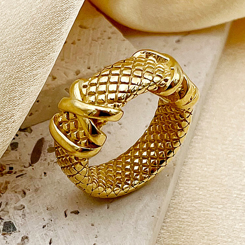 Großhandel mit eleganten Ringen im eleganten römischen Stil für den Pendelverkehr mit Schlangenleder-Edelstahlbeschichtung und vergoldeten Ringen