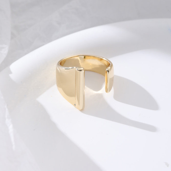 1 peça de anéis vazados com letras da moda revestidas de cobre