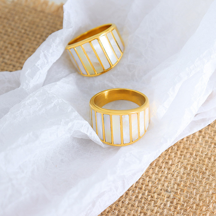 O embutimento luxuoso de Shell 18K do chapeamento de aço do titânio da listra chapeou anéis banhados a ouro
