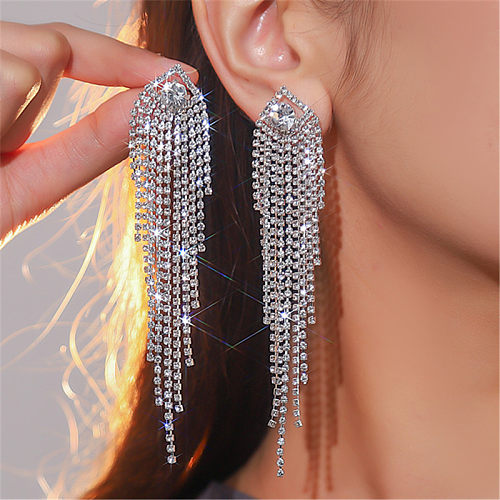 1 paire de boucles d'oreilles pendantes avec pampilles brillantes, incrustation de strass en cuivre plaqué argent