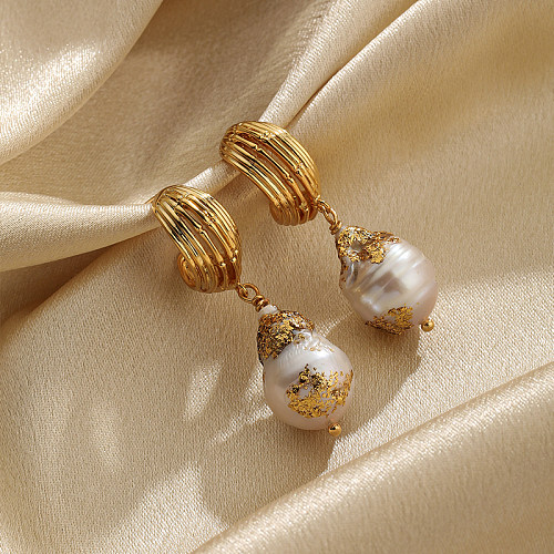 1 par de pendientes colgantes chapados en oro de 18 quilates con revestimiento de perlas en forma de C de estilo Retro Simple