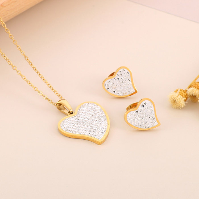 Sistema de joyería chapado en oro de 18 quilates con incrustaciones de acero de titanio con forma de corazón brillante de estilo simple