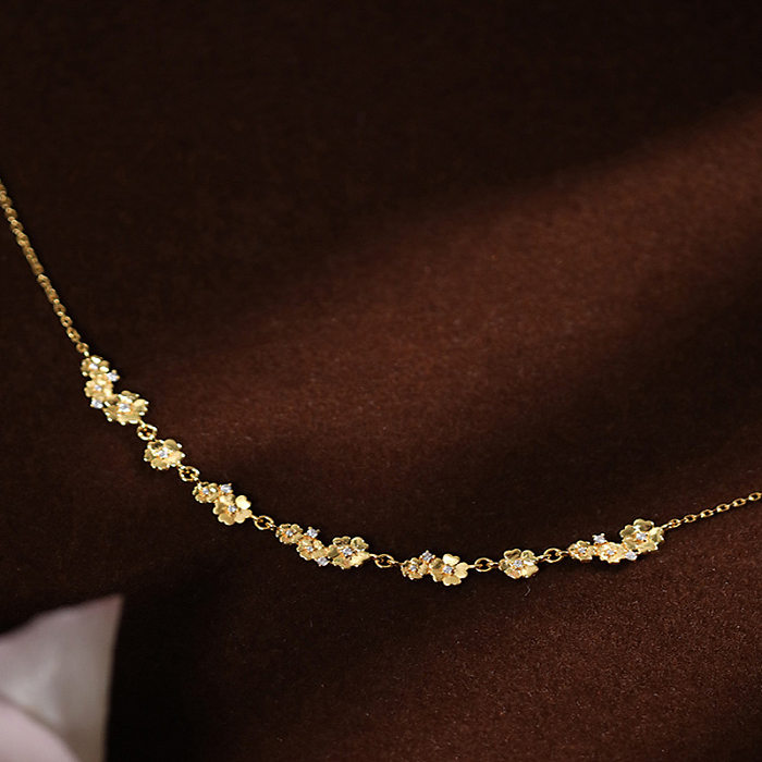 Collier plaqué or 18 carats avec placage de cuivre en forme de fleur de style moderne