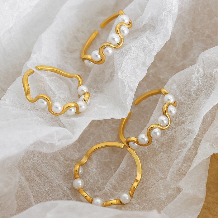 Anillo abierto chapado en oro de 18 quilates con perlas artificiales y incrustaciones de acero de titanio geométrico de estilo simple