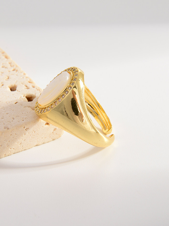 Offene Ringe im Vintage-Stil mit ovaler Verkupferung und Einlage aus Muschelzirkon und 18 Karat Gold