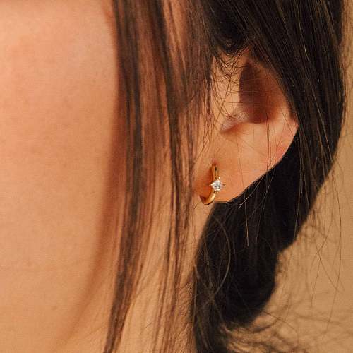 1 Paar einfache, quadratische, vergoldete Ohrringe mit Inlay aus Kupfer und Zirkon
