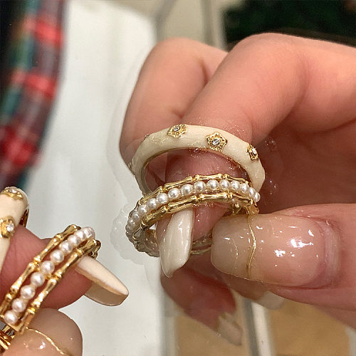 Elegante offene Ringe mit Perlenkrone, Kupfer-Emaille-Beschichtung und Inlay aus Zirkon