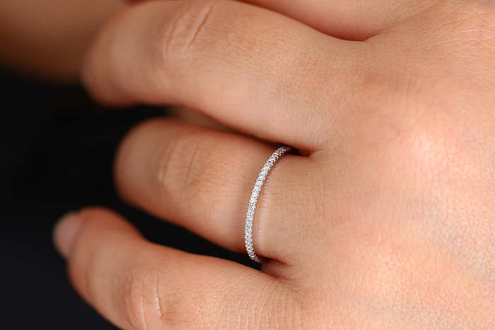 Elegantes anillos redondos de diamantes artificiales con incrustaciones de latón