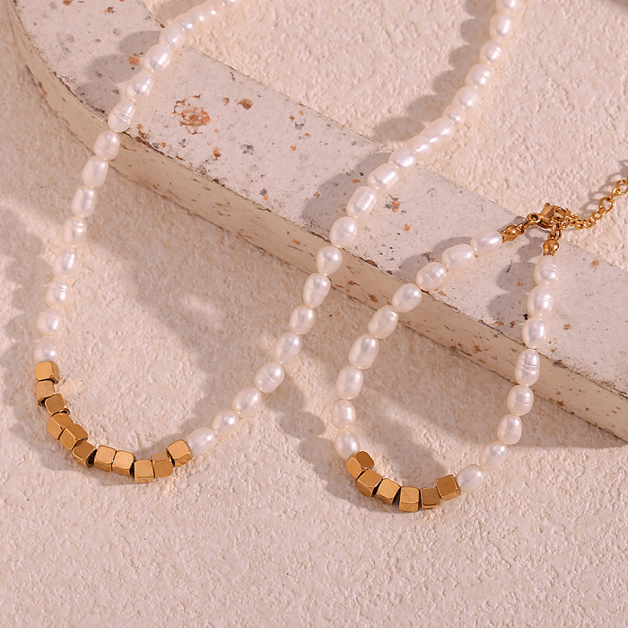 Collar de pulseras chapado en oro de 18 quilates con cuentas de perlas de agua dulce de acero inoxidable cuadrado de estilo clásico