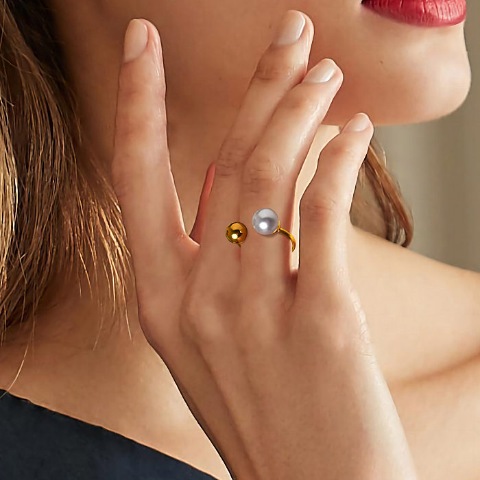 Runder, offener Ring mit 18-Karat-Goldplattierung und Intarsien aus künstlichen Perlen aus rostfreiem Stahl für den Urlaub