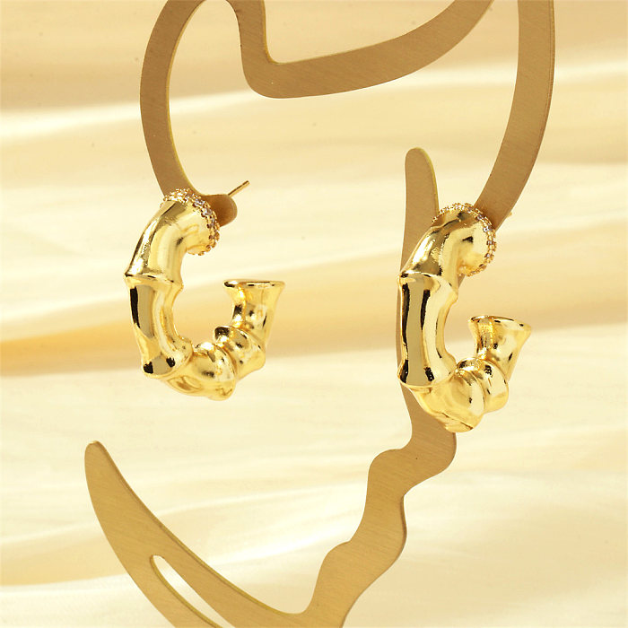 1 par de pinos de orelha banhados a ouro 18K, estilo retrô simples, formato C, revestimento de bambu, zircão de cobre
