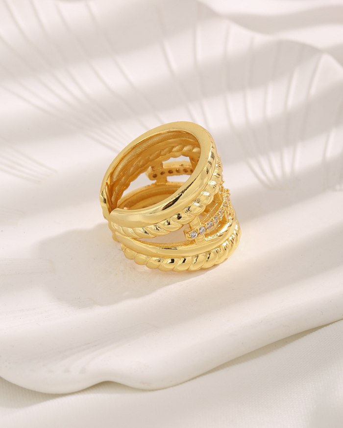 Luxuriöse Ringe im modernen Stil mit Kreuzverkupferung und Inlay aus Zirkon mit 18-Karat-Vergoldung