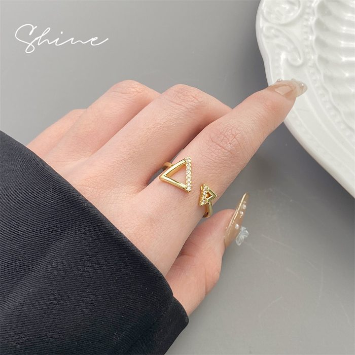 Offene Ringe im modernen Stil mit dreieckigen Kupferbeschichtungen und künstlichen Edelsteinen
