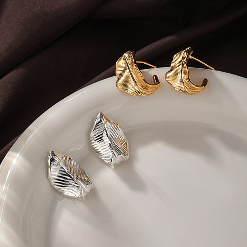 1 paire de clous d'oreilles plaqués or 18 carats en cuivre plaqué feuille de style simple pour femme