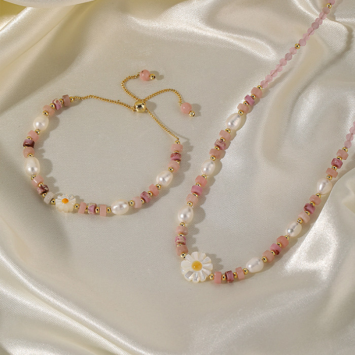Collar de pulseras chapado en oro de 18 quilates con revestimiento de cobre y perlas de agua dulce con flores de estilo moderno