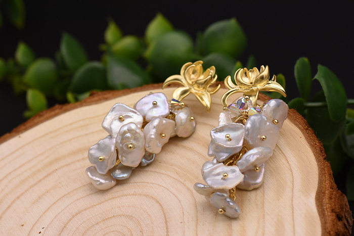 1 Pair Simple Style Classic Style Flower Plating Inlay Copper Pearl 18K Gold Plated Drop Earrings