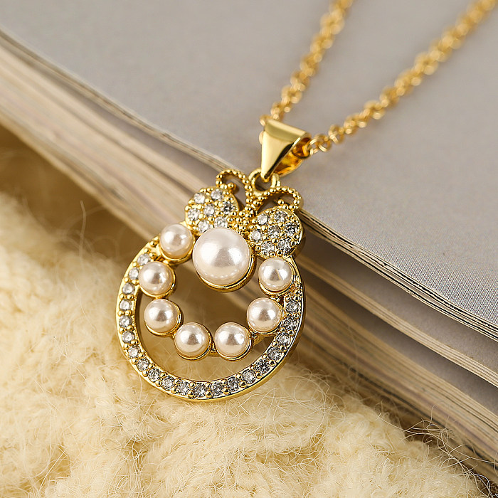 Collier pendentif plaqué or 18 carats avec incrustation de cuivre et de perles artificielles en forme de papillon de style simple
