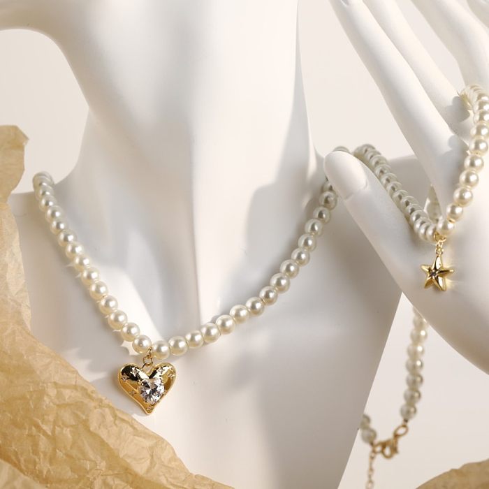 Collar con colgante chapado en oro de 18 quilates con incrustaciones de cobre y perlas de imitación en forma de sobre de viaje dulce