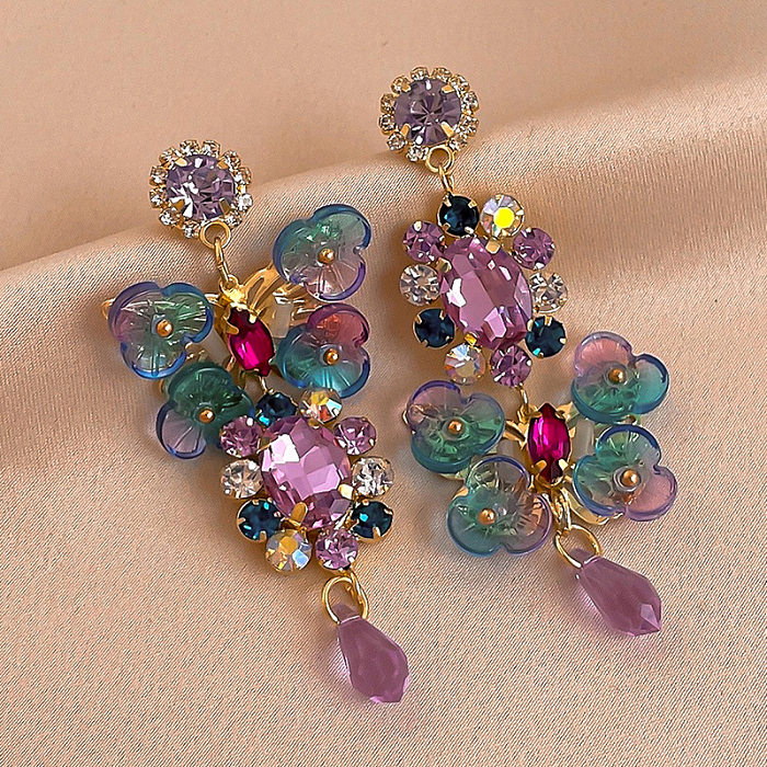 1 paire de boucles d'oreilles pendantes avec incrustation de fleurs douces, pierres précieuses artificielles en cuivre