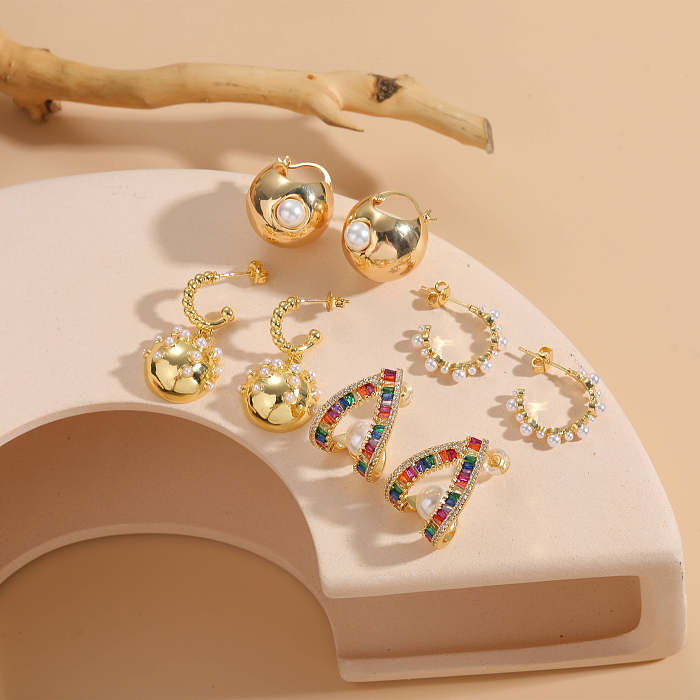 1 par de pendientes chapados en oro de 14 quilates con incrustaciones de perlas de cobre y circonita de estilo moderno y elegante