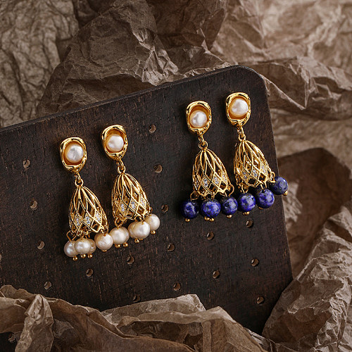 1 par de campanas de viento estilo princesa de hadas con incrustaciones huecas de cobre piedra natural perla de agua dulce circón pendientes colgantes chapados en oro de 18 quilates