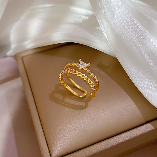 O chapeamento de bronze do triângulo do estilo simples escava o anel aberto banhado a ouro do zircão do embutimento