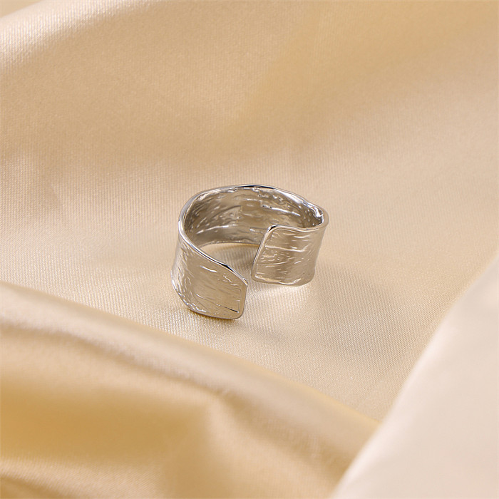 Lässige Retro-Volltonfarbe aus Edelstahl, unregelmäßige breite Bandringe, offene Ringe