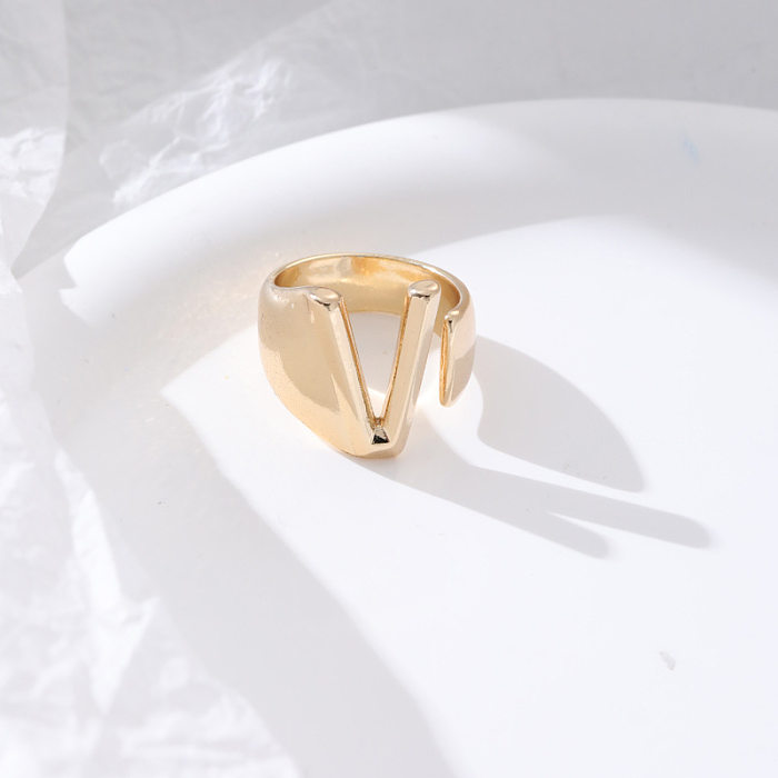 1 peça de anéis vazados com letras da moda revestidas de cobre