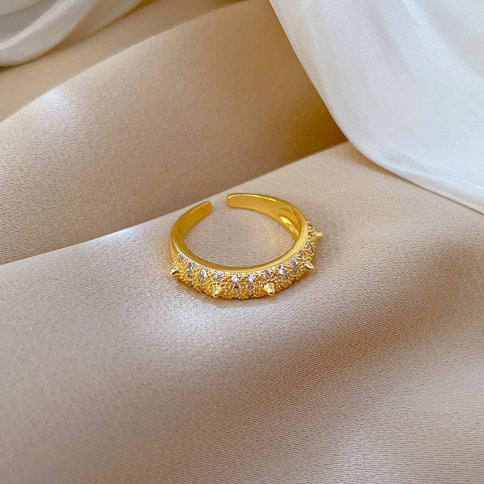 Modischer offener Ring mit einfarbiger Messingbeschichtung und Inlay aus Zirkon, 1 Stück