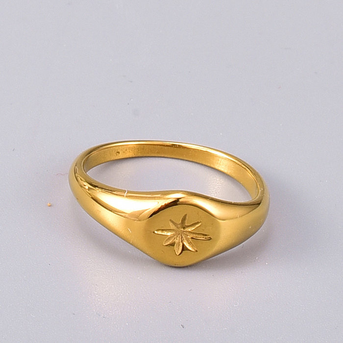 Anel estrela hexagonal banhado a ouro em aço titânio da moda