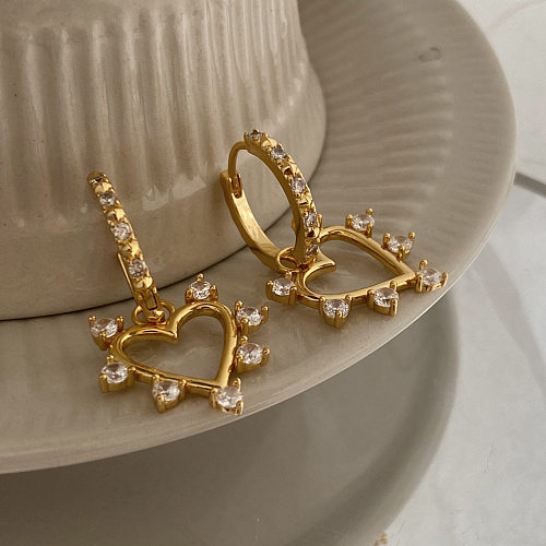 1 Paar süße herzförmige Ohrringe mit Inlay aus Kupferzirkon und 18-Karat-Vergoldung