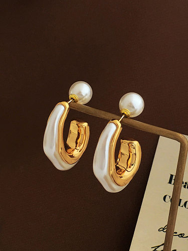 Goujons d'oreille en cuivre de style simple en forme de C plaquant des boucles d'oreilles en cuivre de perles artificielles