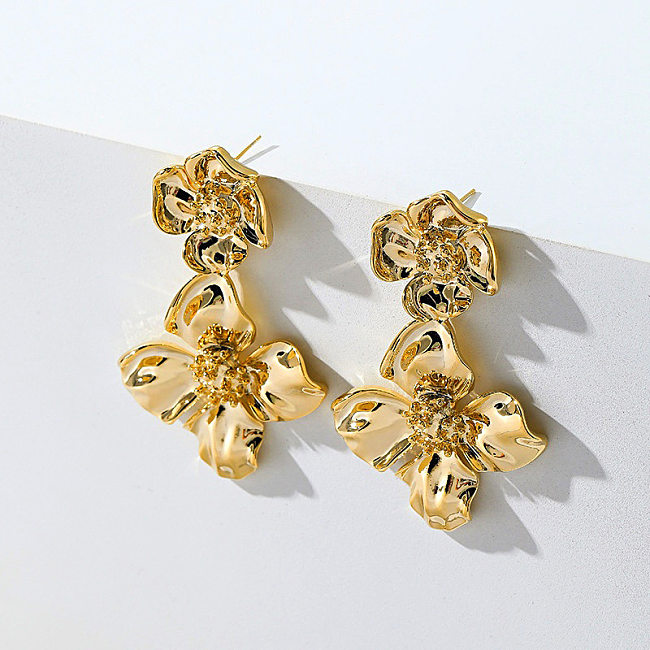 1 paire de boucles d'oreilles rétro en cuivre plaqué or avec fleurs
