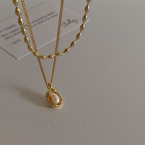 Collier pendentif en perles d'eau douce avec incrustation de placage de cuivre géométrique de style moderne