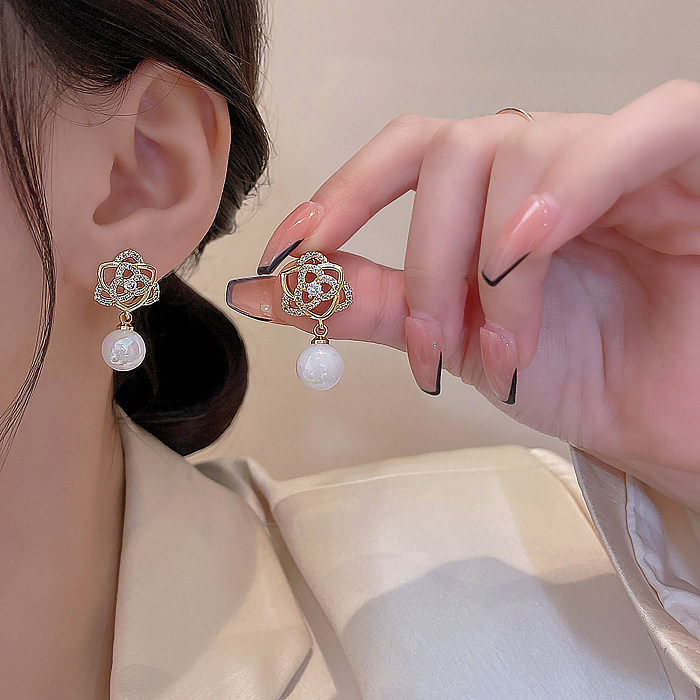 1 paire de boucles d'oreilles pendantes élégantes avec incrustation de fleurs glamour en cuivre et zircon plaqué or 18 carats