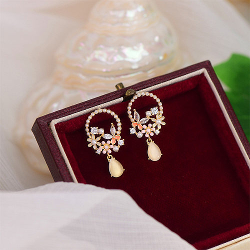 1 paire de boucles d'oreilles pendantes plaquées or 14 carats avec incrustation de fleurs et de papillons de style féerique à la française, perles artificielles en cuivre et diamant artificiel