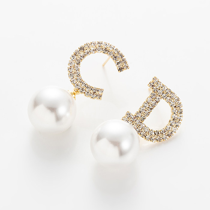 1 par de pendientes colgantes de circonita con incrustaciones de perlas asimétricas con forma de C y letras de cobre