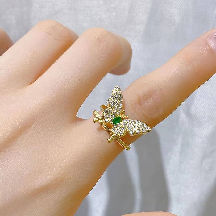 As pedras preciosas artificiais do embutimento do chapeamento de cobre da borboleta do estilo moderno abrem anéis