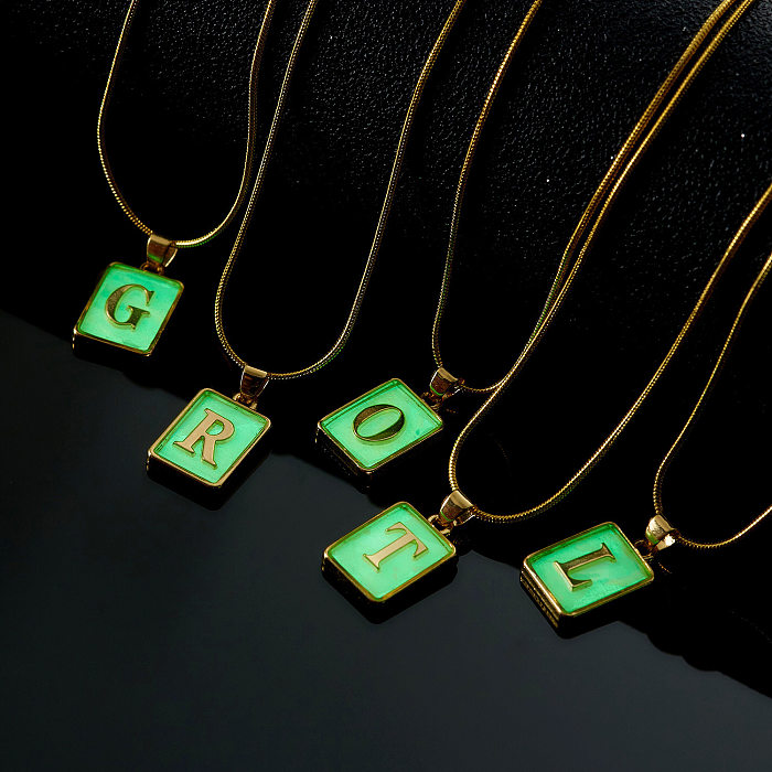 Europa und Amerika grenzüberschreitende neue 26 Buchstaben Nachtleuchtende Halskette Modefarbe Quadrat Schlangenknochen Kette Muschel Englisch Anhänger Halskette für Frauen