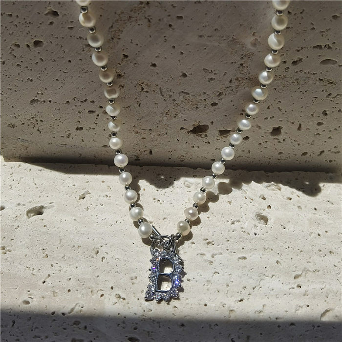 Einfache Halskette mit Buchstaben-Kupfer-Inlay und Zirkon-Ohrringen